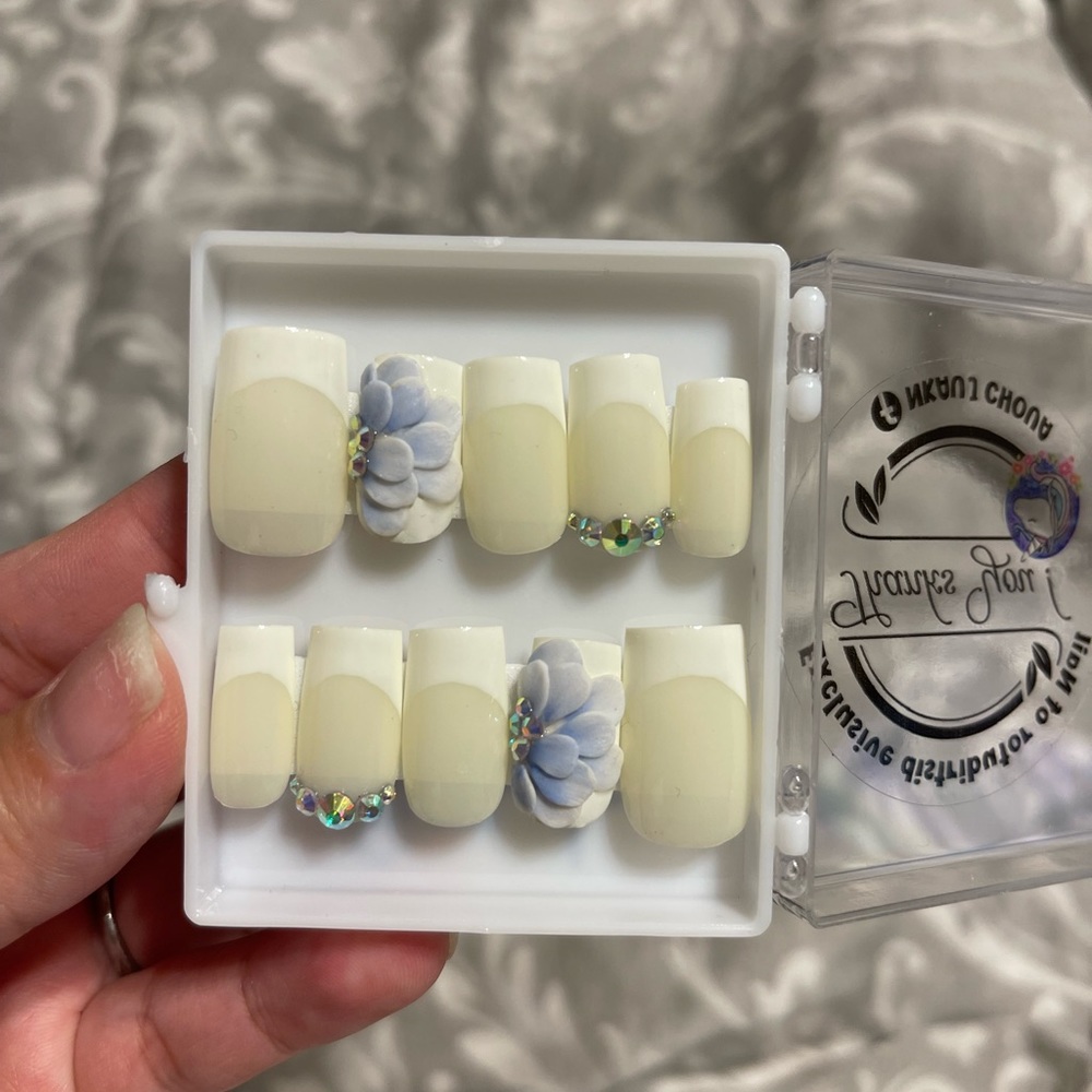 Press on nails
